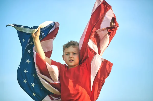 Un chico feliz con la bandera americana. Vacaciones patrióticas. Bandera de los Estados Unidos — Foto de Stock