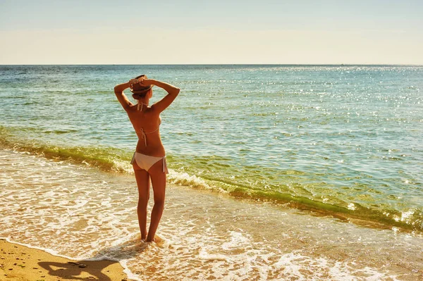 Молодая женщина на пляже. Концепция летних каникул — стоковое фото