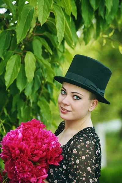 Retrato de uma jovem com um buquê de peônias — Fotografia de Stock