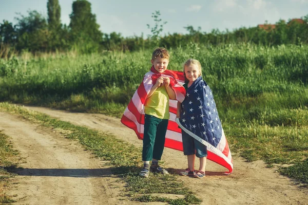 Niños verdaderamente patrióticos con bandera de Estados Unidos. El concepto de día de la independencia — Foto de Stock