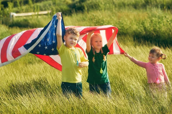 Prawdziwie patriotycznych dzieci z flagą Usa. Pojęcie Dzień Niepodległości — Zdjęcie stockowe