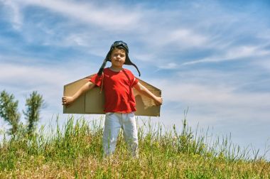 Bir oğlan uçağın pilot çalış