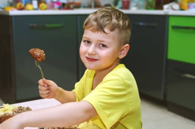 Çocuk evde yiyor. Ev gıda kavramı