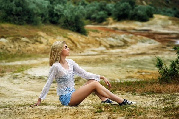 Schöne junge Frau auf dem Boden sitzend — Stockfoto