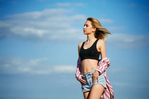 Portrait of young beautiful woman against the sky — Stock Photo, Image