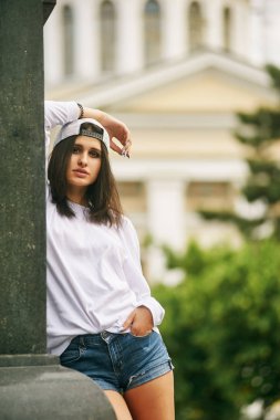 Sokakta manken. Güzel genç kadın şık yaz giysileri