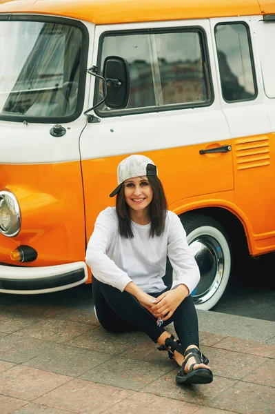 Sokakta manken. Güzel genç kadın şık yaz giysileri