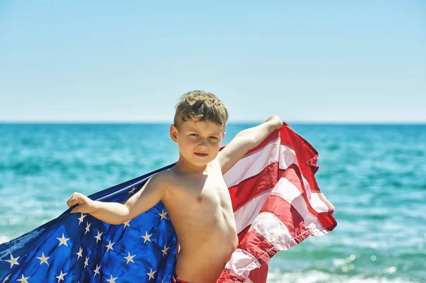 Amerika deniz kıyısında bayrağı çocukla