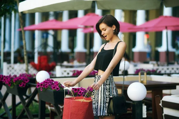 Mooi meisje poseren op straat. Model dragen van stijlvolle kleding — Stockfoto