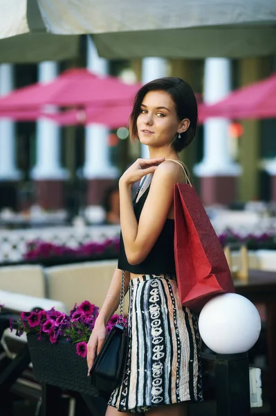 Young beautiful girl posing on the street . Model wearing stylish clothes — Stock Photo, Image