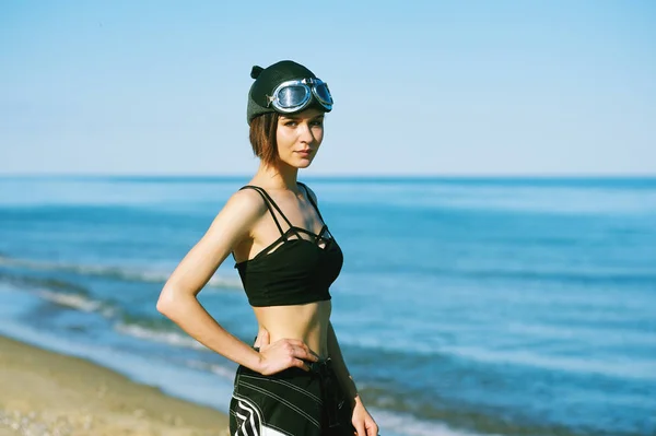 Joven chica con estilo en el fondo del mar en la tapa y gafas de protección  . — Foto de Stock