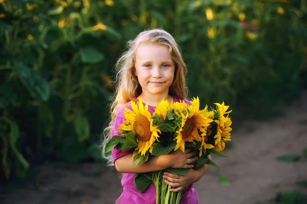 Portrait of a girl with a bouquet of sunflowers . — Stock Photo, Image