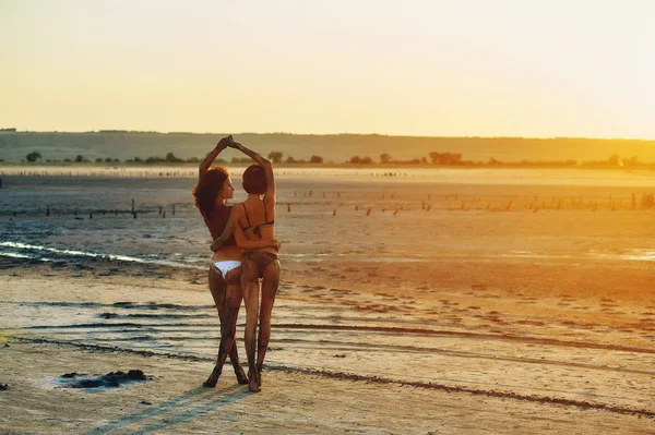 Mooie jonge vrouwen gaan en veel plezier vies van modder. Meisjes in de Spa — Stockfoto