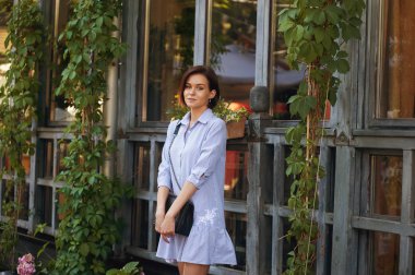 genç güzel kız sokakta poz. Giyen şık elbise modeli. Kentsel yaşam tarzı. Kadın moda kavramı