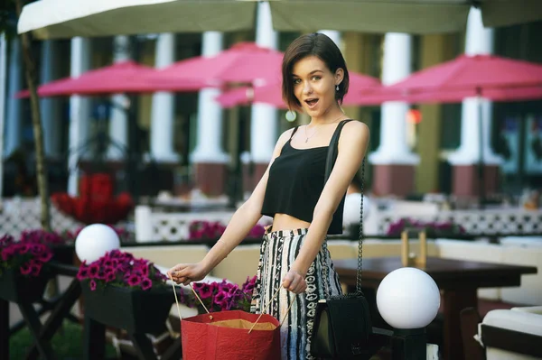 Jovem menina bonita posando na rua. Modelo vestindo roupas elegantes. Estilo de vida urbano. O conceito de moda feminina — Fotografia de Stock