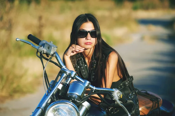 Şehir içinde motosiklet üzerinde oturan seksi motorcu Bayan. Güzellik, moda.