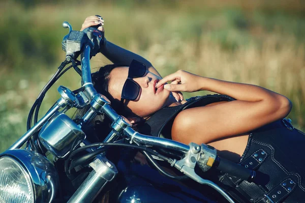 Sexy biker wanita duduk di sepeda motornya di kota. Kecantikan, fashion . — Stok Foto