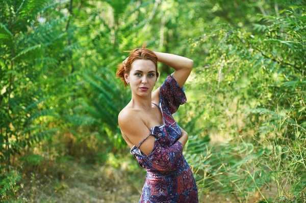 Krásné sexy dívky na pozadí divoké přírody — Stock fotografie