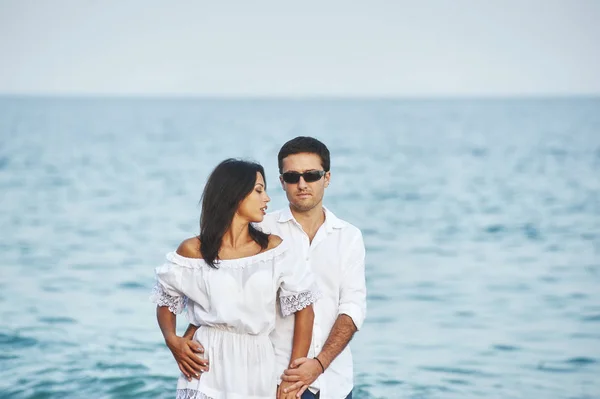 Jeune couple romantique au bord de la mer — Photo