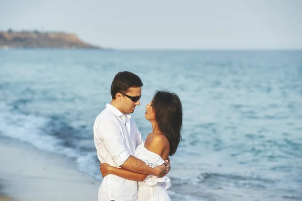 Unga romantiska par på stranden — Stockfoto