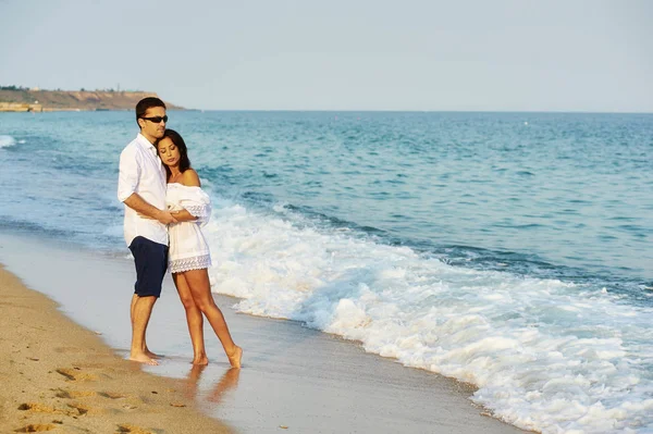 Giovane coppia romantica sul mare — Foto Stock