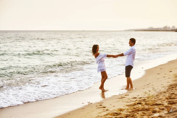 Giovane coppia romantica sul mare — Foto Stock