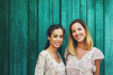 Yaz giysileri güzel kızlara kırsal önünde poz 