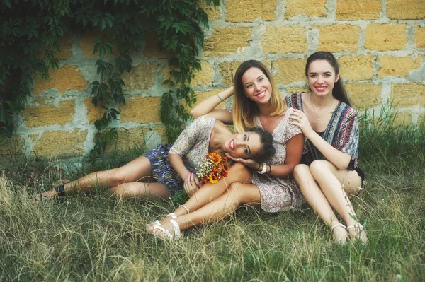 Krásné dívky v letních šatech Zapózujete na venkově . — Stock fotografie