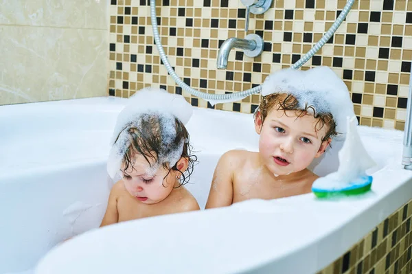 Kinderen nemen van een bad . — Stockfoto