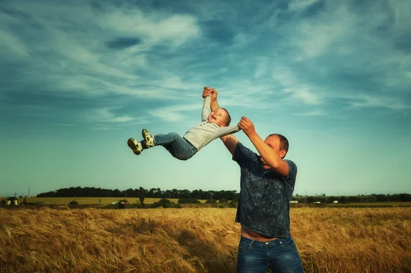 Père jouant avec sa fille dans la boîte, la jetant — Photo