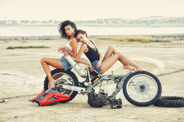 Belle fille sexy pose devant une moto démontée — Photo