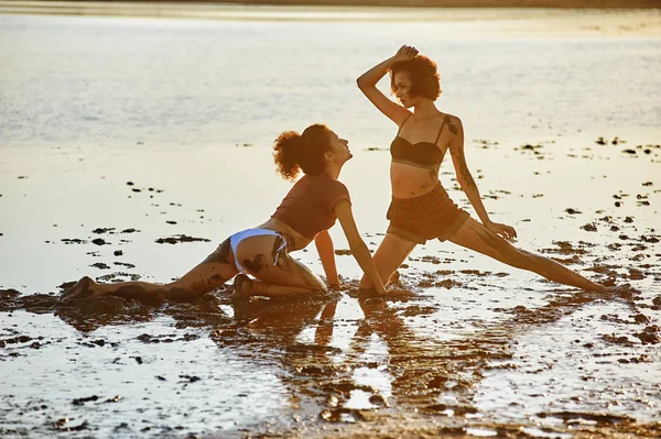 Mooie jonge vrouwen gaan en veel plezier vies van modder — Stockfoto