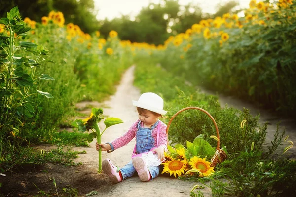Portrait of a girl with a bouquet of sunflowers — Stock Photo, Image