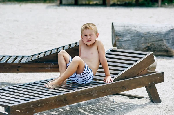 El niño descansando en el mar en un cálido día de verano —  Fotos de Stock
