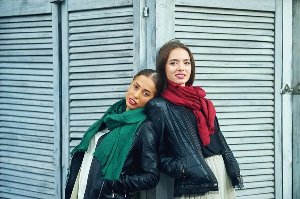 Deux jeunes femmes élégamment habillées dans la rue — Photo