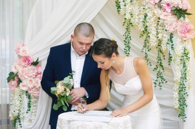 Düğün töreni. Gelin ve damat, kendi imzaları bırakarak