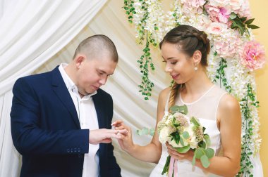 Düğün töreni. Gelin ve Damat Düğün yüzük elbise 