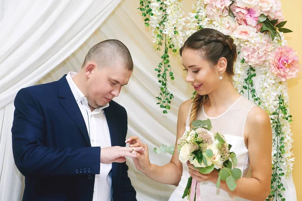 Düğün töreni. Gelin ve Damat Düğün yüzük elbise 