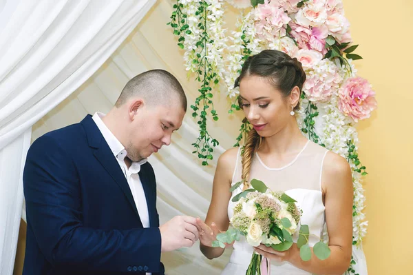 Düğün töreni. Gelin ve Damat Düğün yüzük elbise 