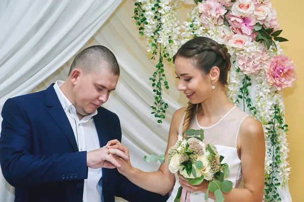 婚礼仪式。新郎和新娘打扮的结婚戒指 — 图库照片