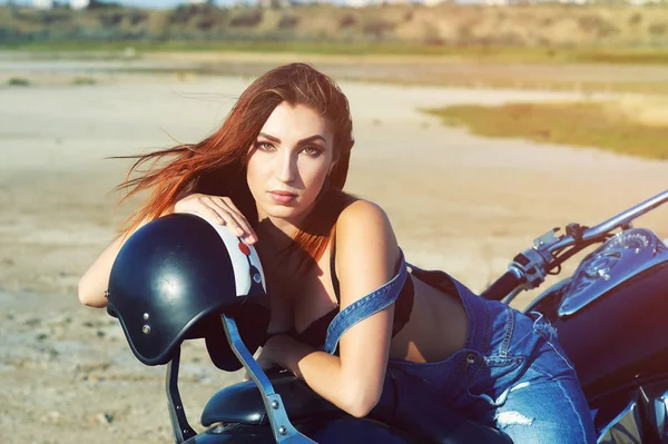 비포장도로에 오토바이에 매력적인 여자 — 스톡 사진