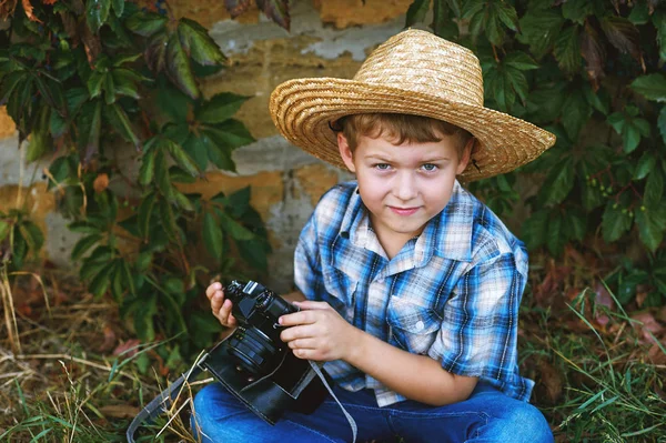 Маленький мальчик со старой камерой. Молодой веселый фотограф — стоковое фото