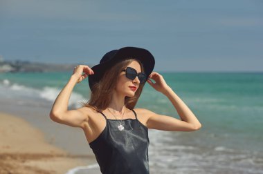 Deniz kenarı kumsalda genç kadın