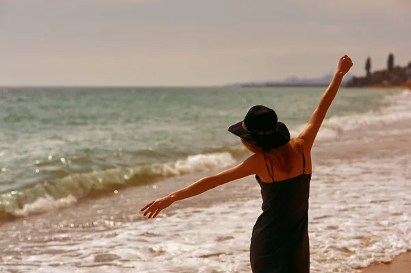 Mujer joven en la playa en la costa — Foto de Stock