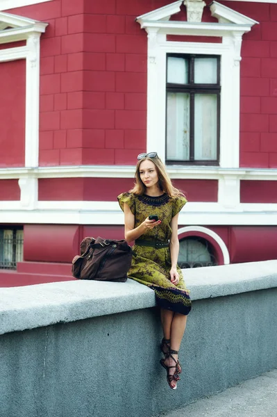 Modelo de moda en la calle. Mujer joven con estilo en ropa de moda . — Foto de Stock