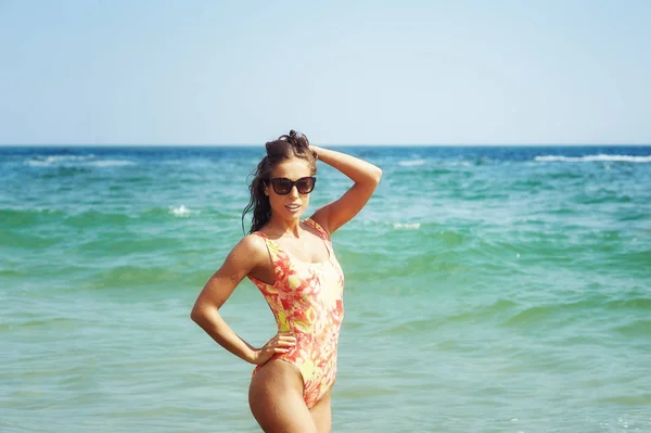 Hermosa mujer delgada en traje de baño en el mar. Playa, mar, viajes . — Foto de Stock