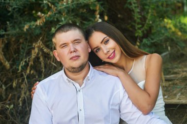 Güzel düğün çifti bir parkta. Genç bir çiftin düğün günü