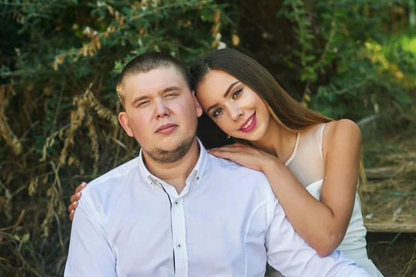 Güzel düğün çifti bir parkta. Genç bir çiftin düğün günü