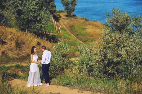 Молода романтична пара під час весільної прогулянки на природі. нареченого і нареченого — стокове фото