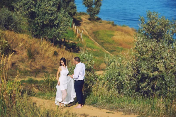 年轻对浪漫的情侣在婚礼期间在大自然中漫步。新娘和新郎 — 图库照片